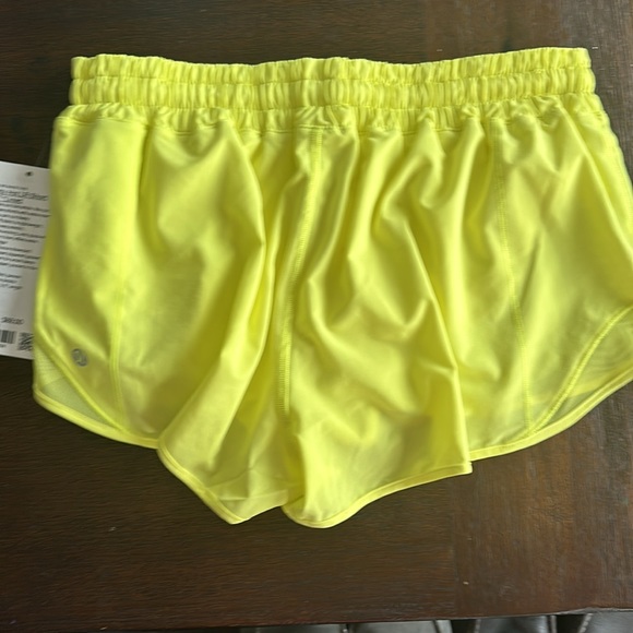 Lululemon🍋 | Hotty Hot Low-Rise Shorts 2.5
Highlight Yellow - Picture 2 of 4